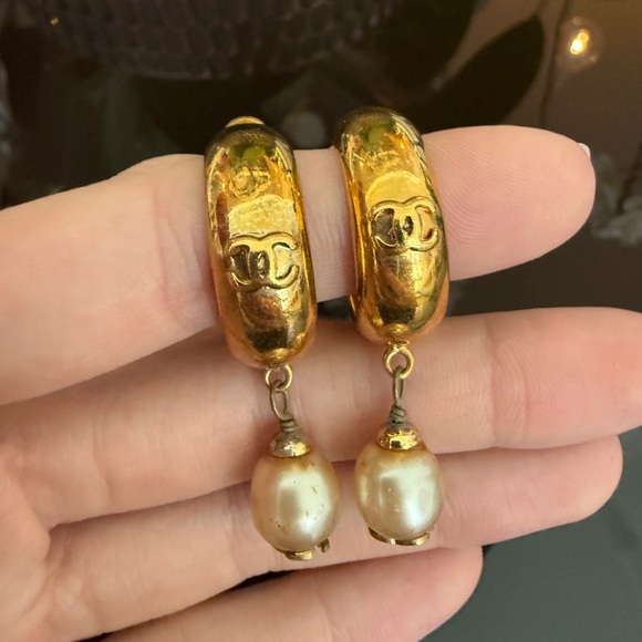 LOT 1734 24K gold plated CHANEL vintage hoop pearl CC clip on earrings - Picture 11 of 13